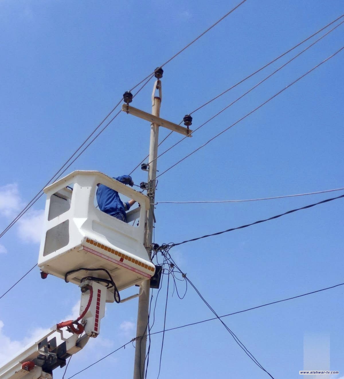 كهرباء ذي قار تزيل 466 تجاوزا على الشبكة الكهربائية خلال اسبوع واحد