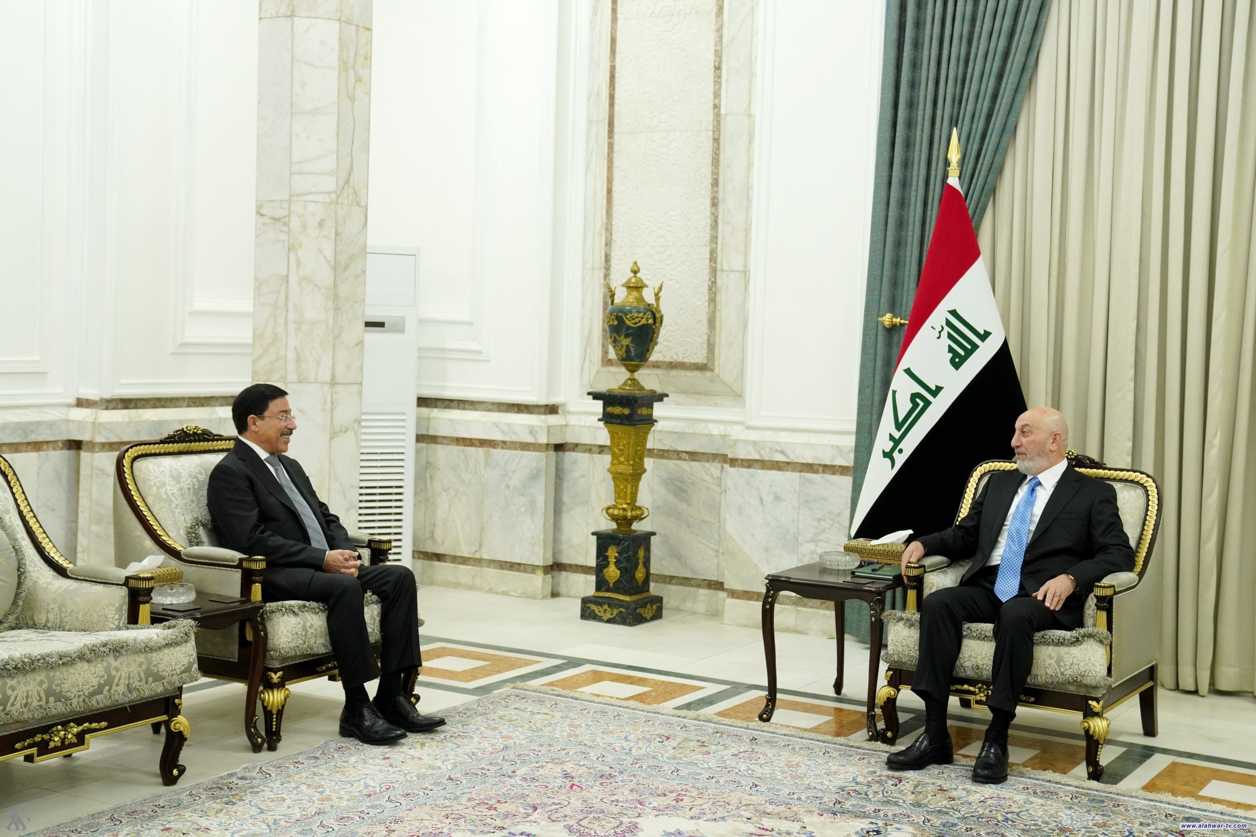 رئيس الجمهورية يؤكد لمحافظ البنك المركزي ضرورة تعزيز قوة الدينار العراقي ومواصلة الإصلاحات