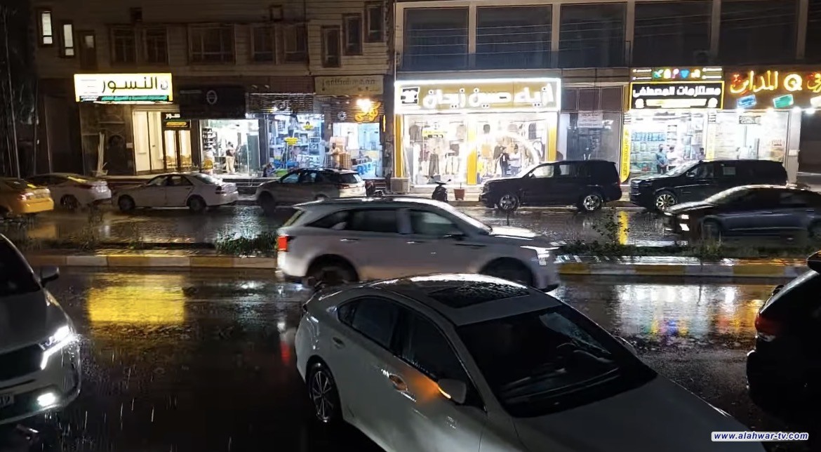 شهدت مدينة الناصرية، يوم أمس، هطول أمطار غزيرة ترافقها عواصف رعدية، ما تسبب بحدوث تجمعات مائية في عدد من الشوارع وتأثر حركة السير في بعض المناطق