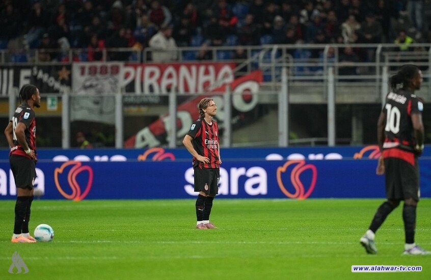 ميلان ينجو من هزيمة تاريخية في الوقت القاتل