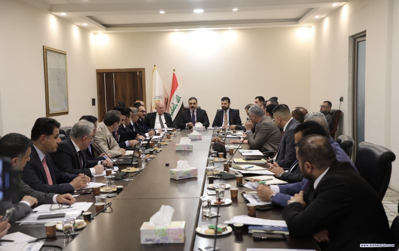 المنافذ: اجتماع حكومي برئاسة الوائلي لتوحيد الإجراءات الجمركية بين المركز والإقليم