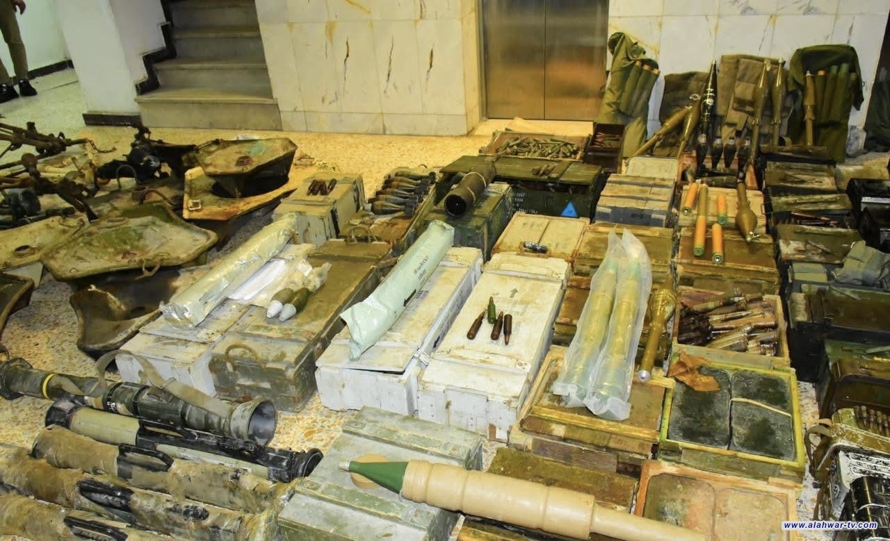 الداخلية: القبض على متهمين اثنين وضبط أسلحة وأموال عائدة إلى المتهم المكنى (أبو درع)