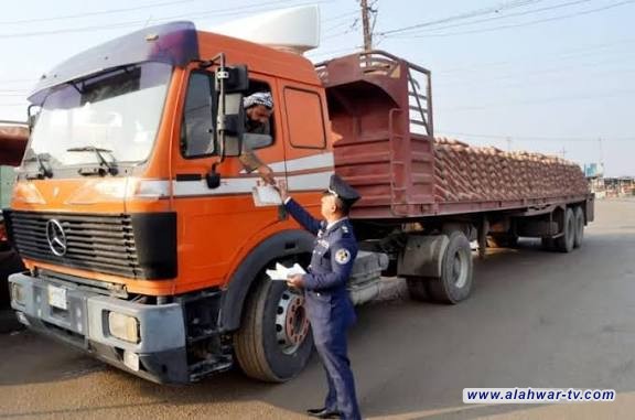 المرور: سيتم فرض غرامات على مركبات (القاطرة والمقطورة) التي لا تحمل ثلاث لوحات