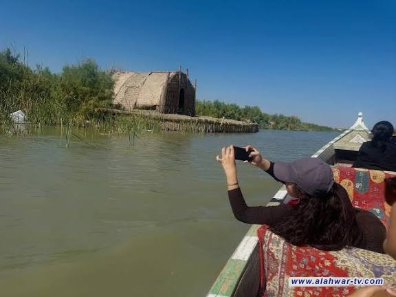 بالصور: عوائل تركية تستكشف سحر أهوار الجبايش في جولة سياحية استثنائية