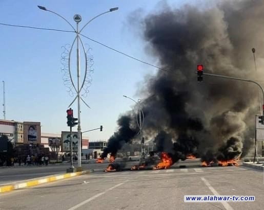 متظاهرون يقطعون تقاطع البهو وسط الناصرية بالاطارات المحترقة احتجاجا على اعتقال أحد الناشطين على خلفية دعوى قضائية من قبل أحد المسؤولين الحكوميين ، مطالبين بالإفراج عن الناشط المعتقل