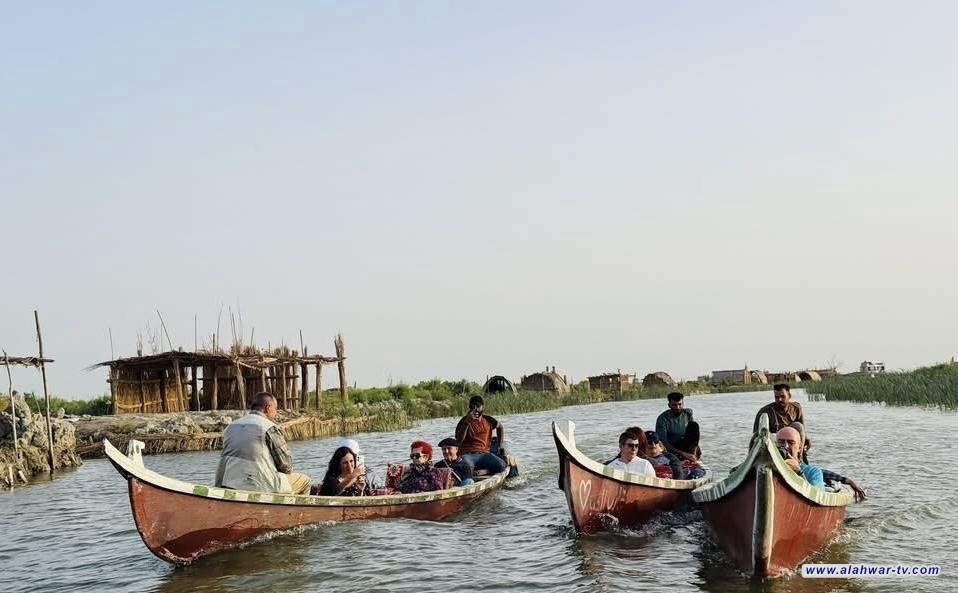 بالصور: رحلة إسبانية في قلب اهوار الجبايش الطبيعة تسحر والزوار ينبهرون