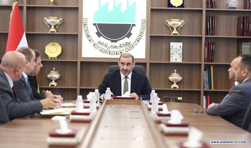 وزير الصناعة يبحث آليات وفرص تصدير مادة رمال السليكا