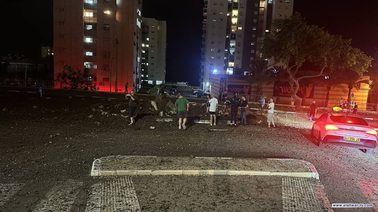 دمار كبير في أحد شوارع حيفا بعد سقوط صاروخ أطلق من جنوب لبنان