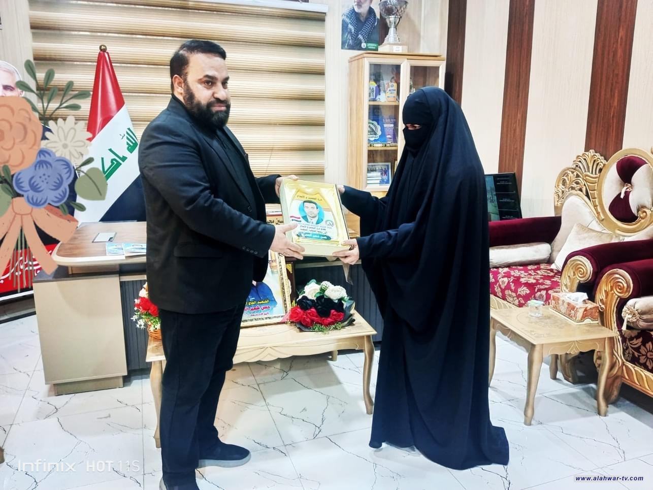 زوجة شهيد تهدي مؤلفا يتضمن سيرة زوجها الجهادية إلى مدير هيئة الحشد