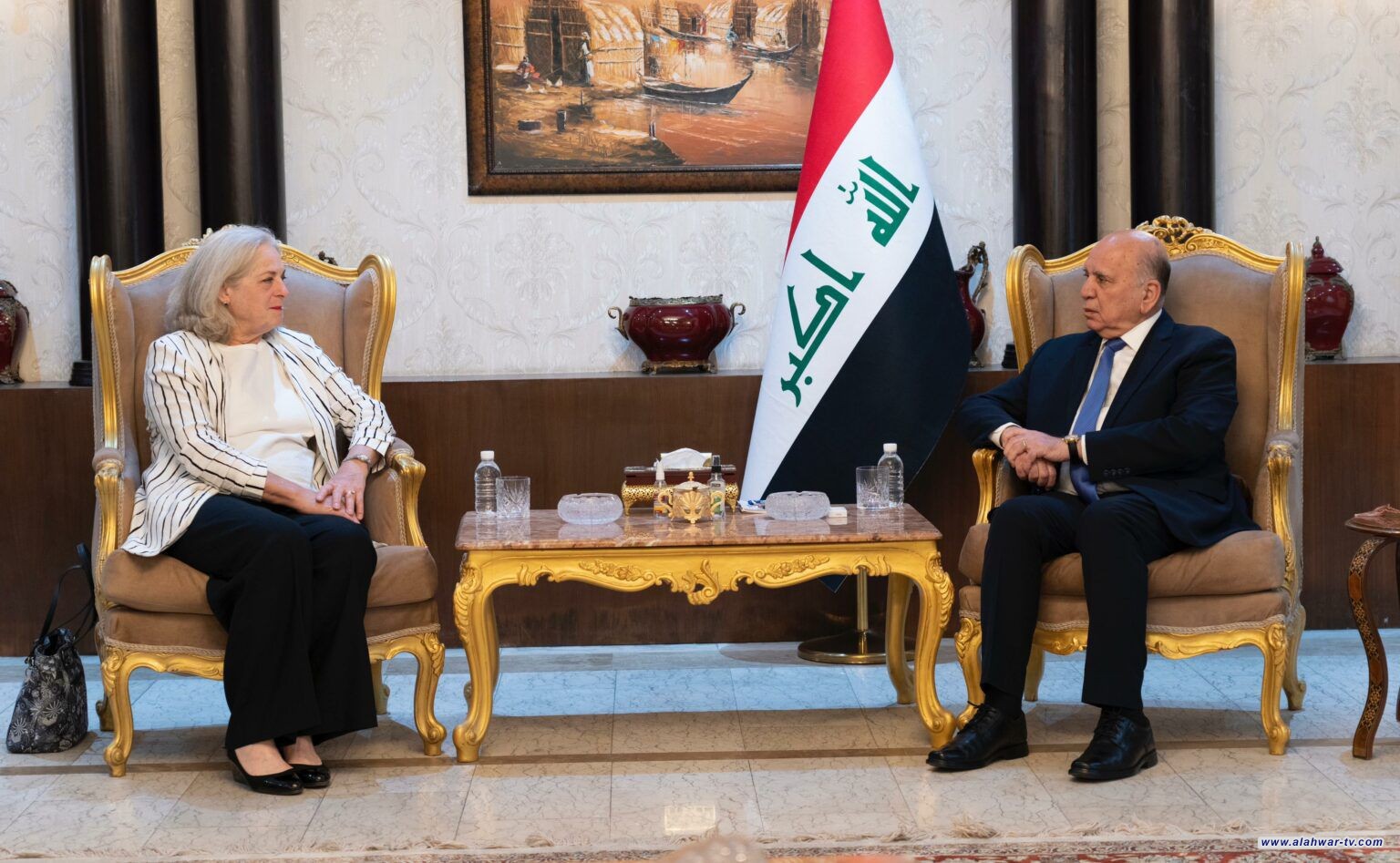 فؤاد حسين يبحث مع السفيرة الأمريكية في العراق  خطر اندلاع حرب شاملة