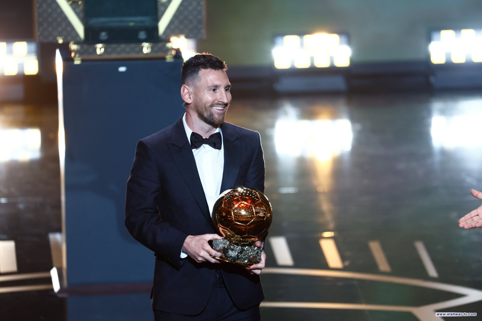 ميسي يتوج بجائزة الكرة الذهبية