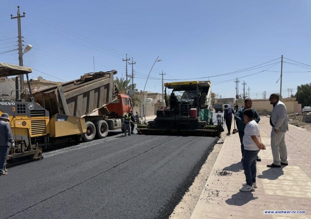 بلدية سوق الشيوخ تباشر بإكساء شوارع متفرقة ضمن مشاريع صندوق إعمار ذي قار
