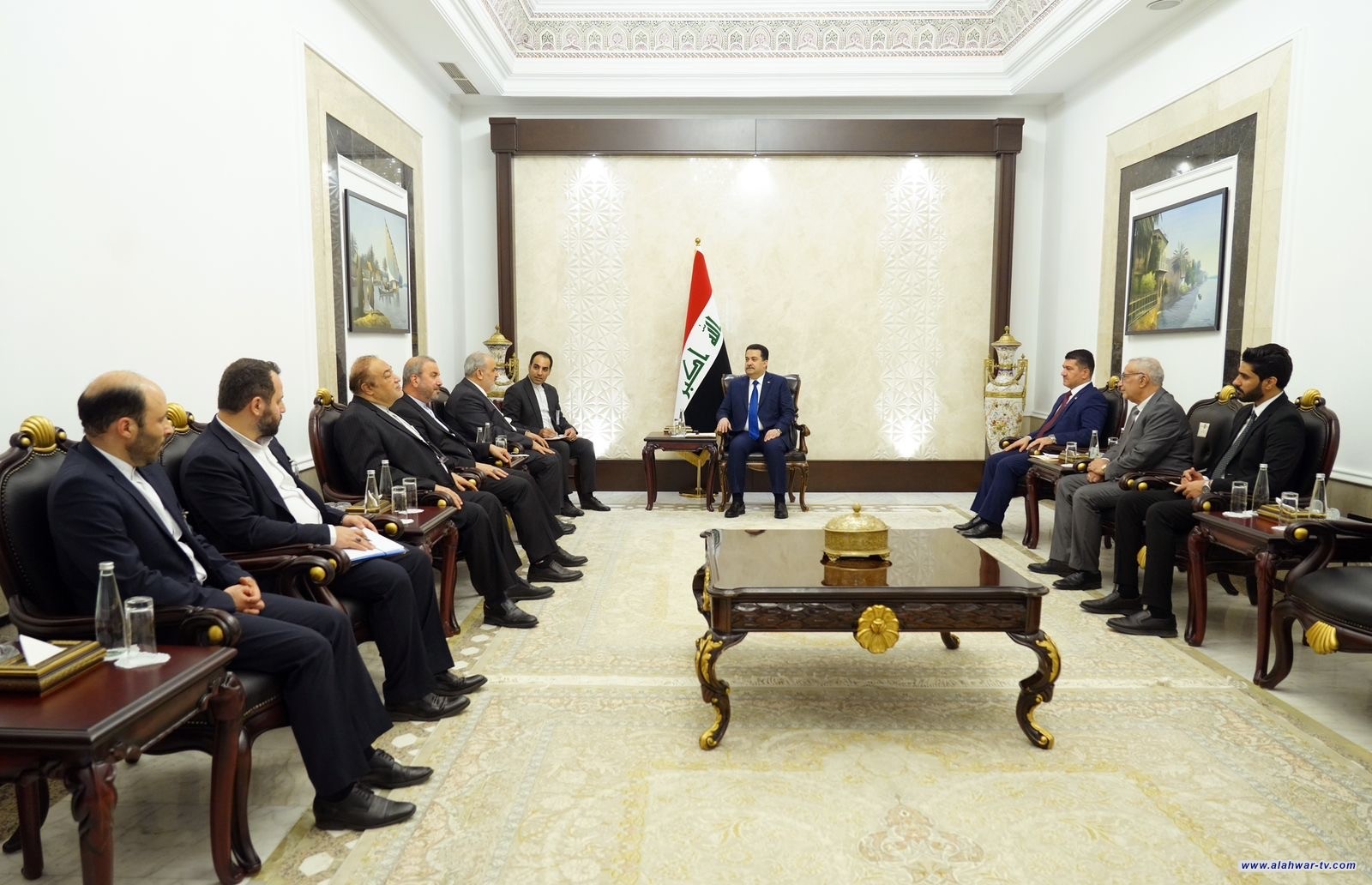 العراق وإيران يبحثان إمكانية استخدام عملتي البلدين في التبادل التجاري والتحويلات المالية