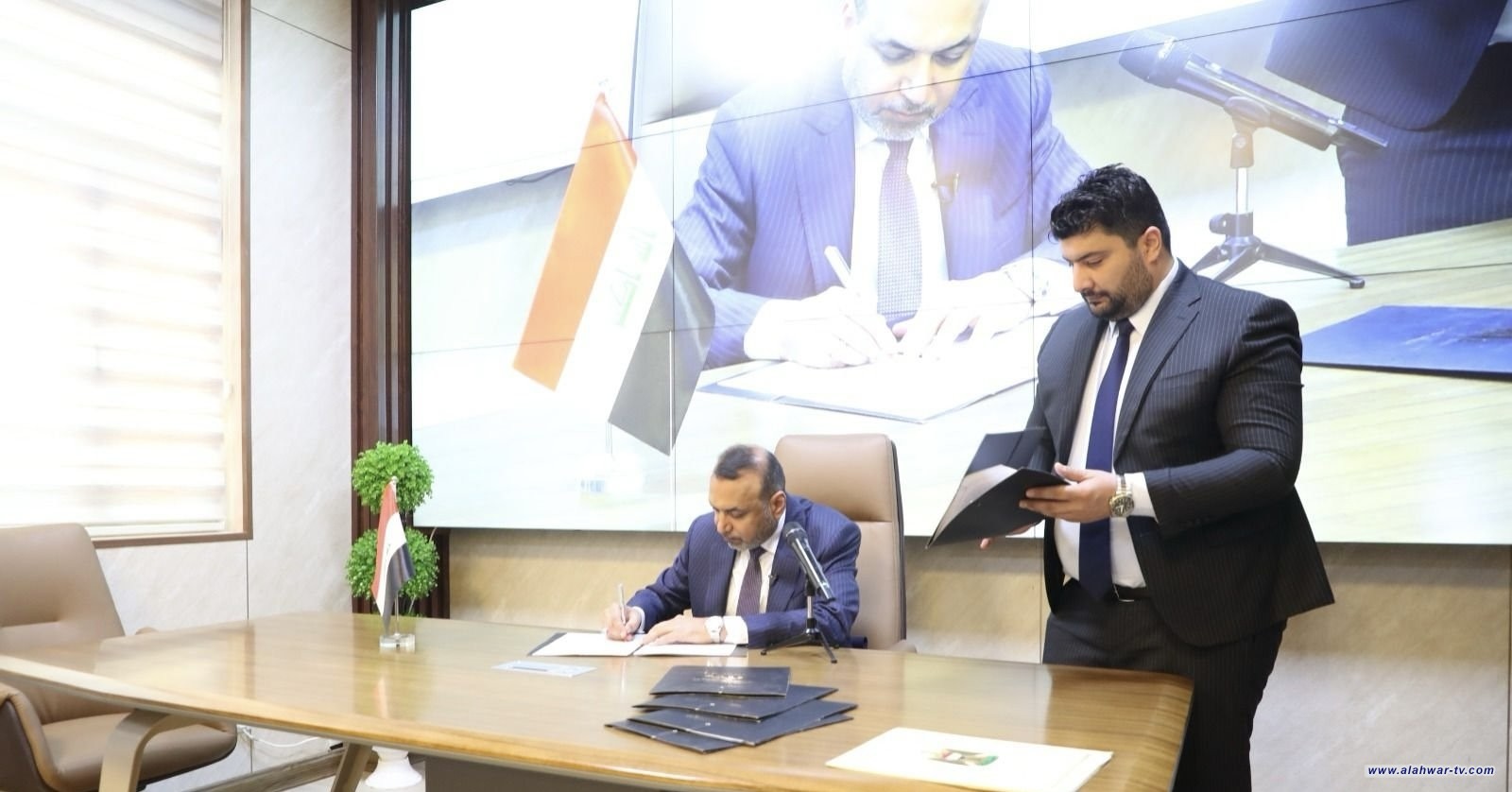 وزير العمل يصادق على توزيع 135 وحدة سكنية بين الأرامل المشمولات بالحماية الاجتماعية