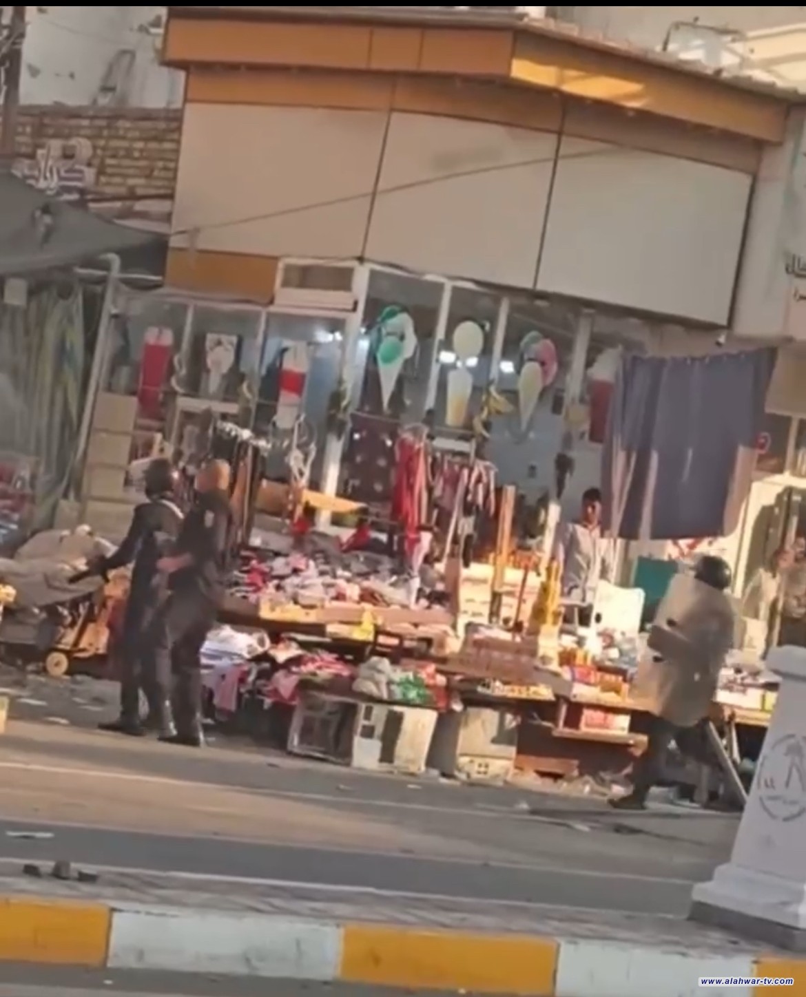 القوات الامنية تلاحق المحتجين في شوارع حي الشرقية وسط الناصرية