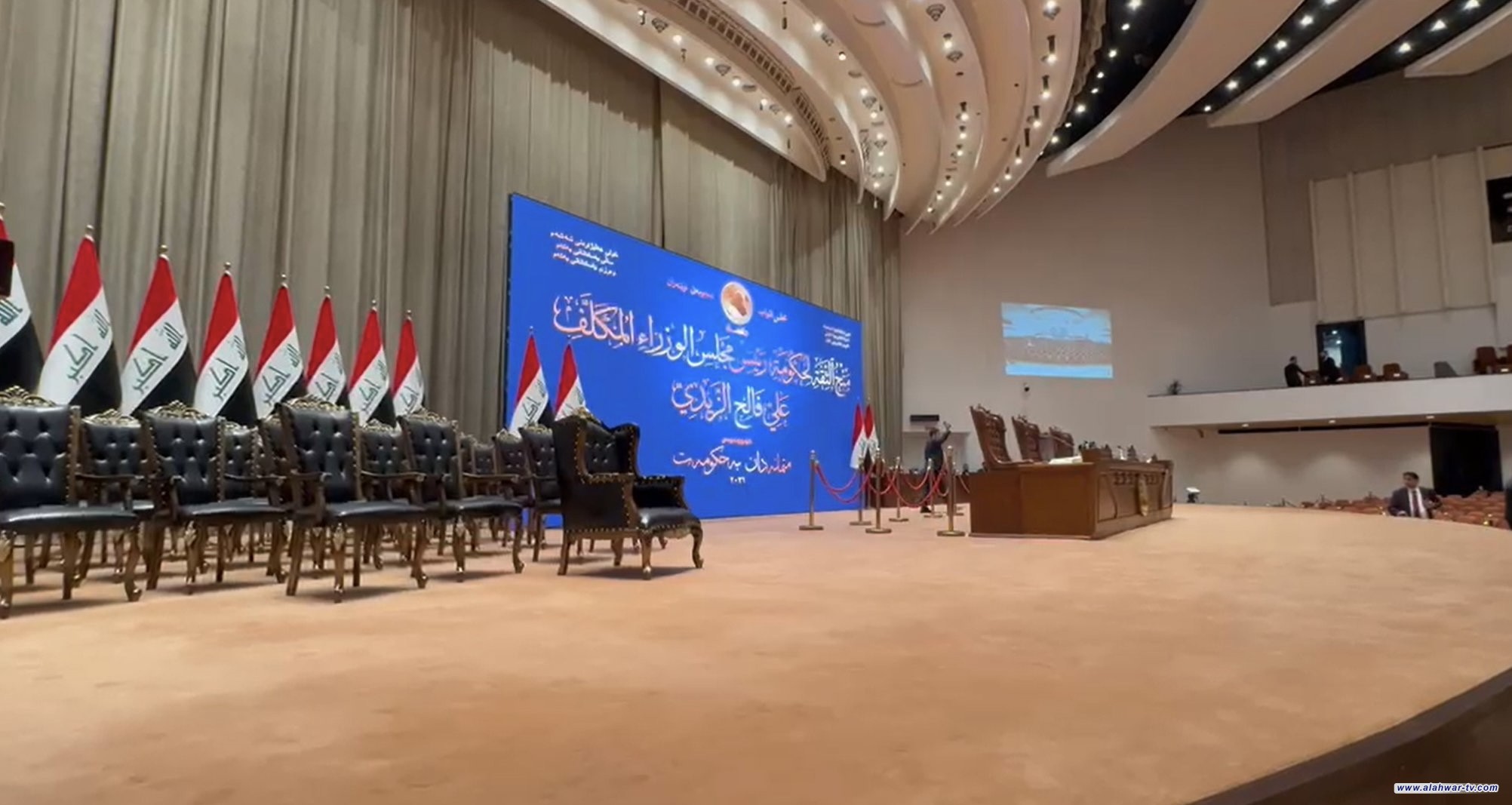 مسؤولون وزعامات سياسية يصلون إلى مبنى مجلس النواب