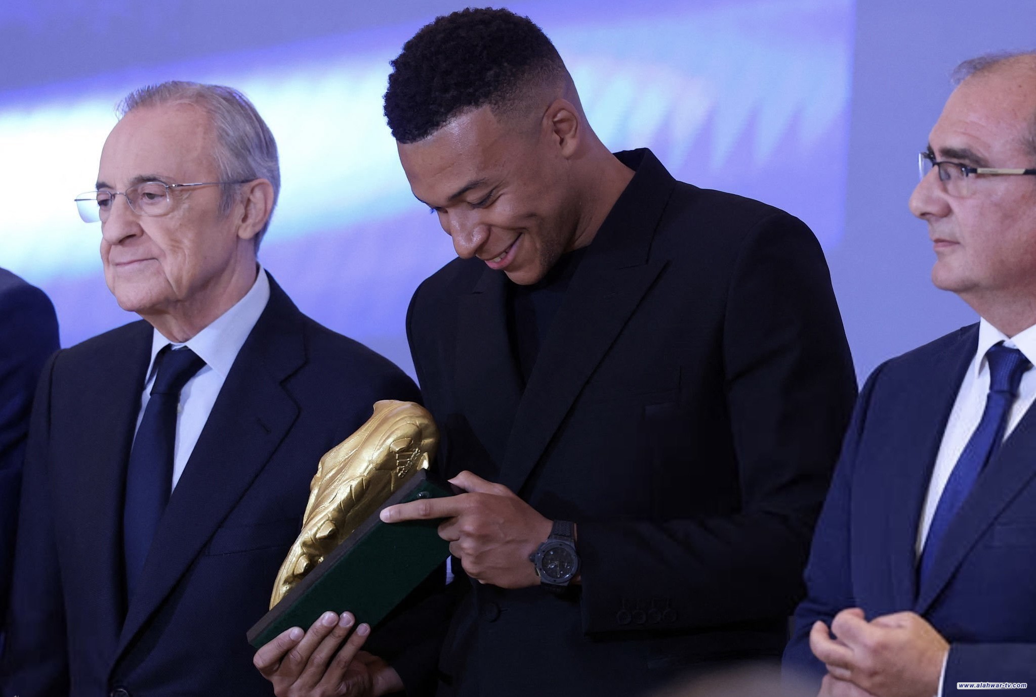 كيليان مبابي يستلم جائزة الحذاء الذهبي لموسم 2024/2025