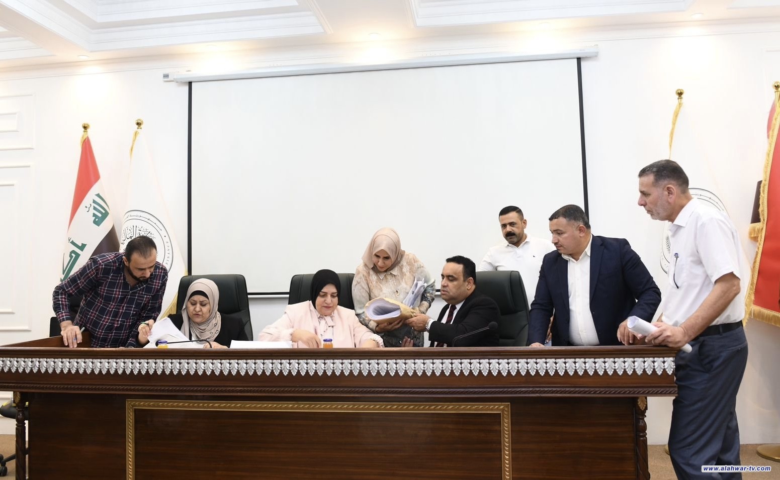 اجتماع برئاسة وزيرة المالية يناقش تمويل فروقات العقود وحملة الشهادات