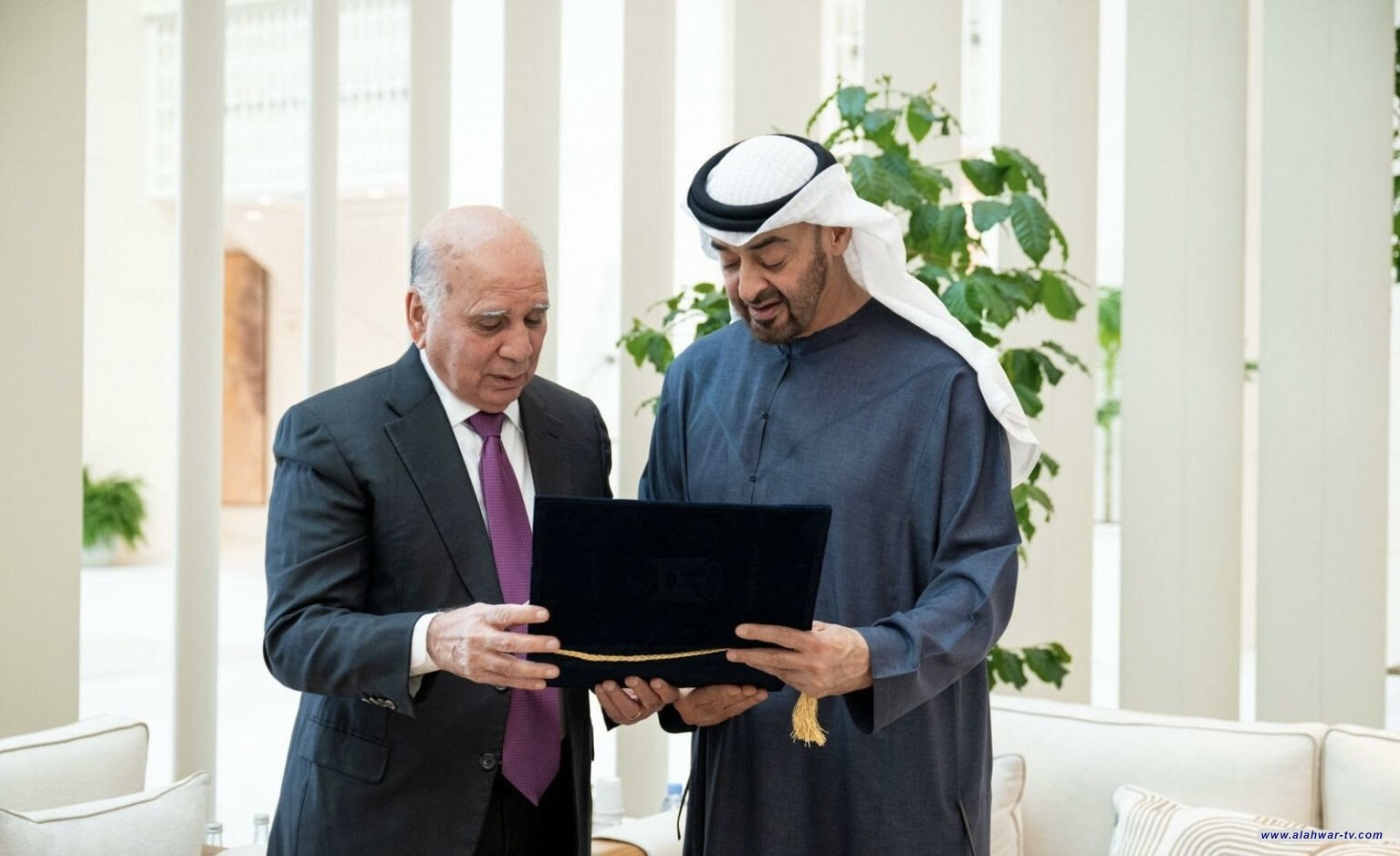 وزير الخارجية يسلِّم رئيس الإمارات دعوةً رسمية لحضور القمة العربية في بغداد