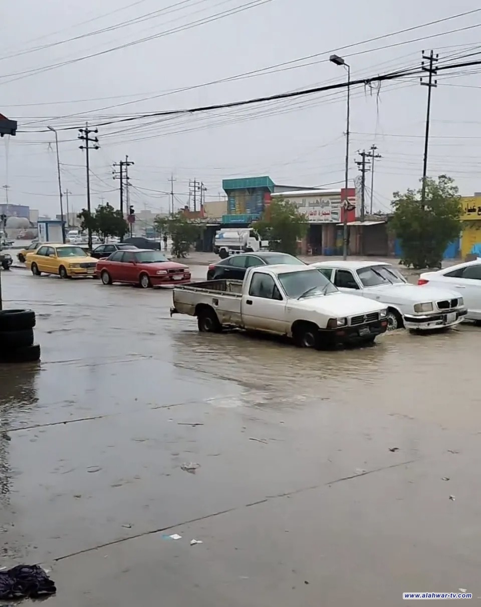 بالصور: زخات المطر تُغرِق شوارع قضاء سوق الشيوخ