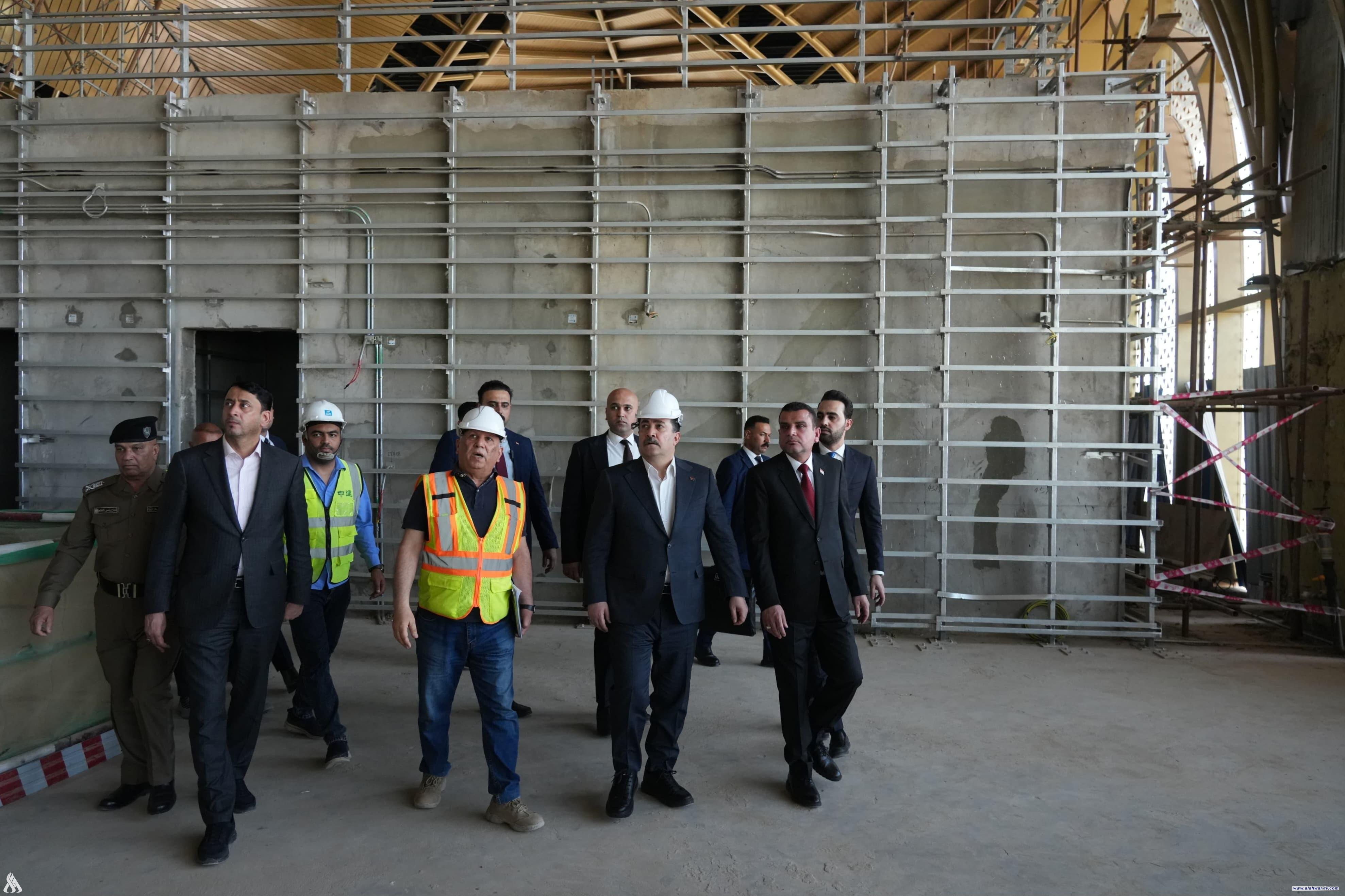 رئيس الوزراء يوجه بالالتزام بالتوقيات والجداول الزمنية لمشروع مطار الناصرية الدولي