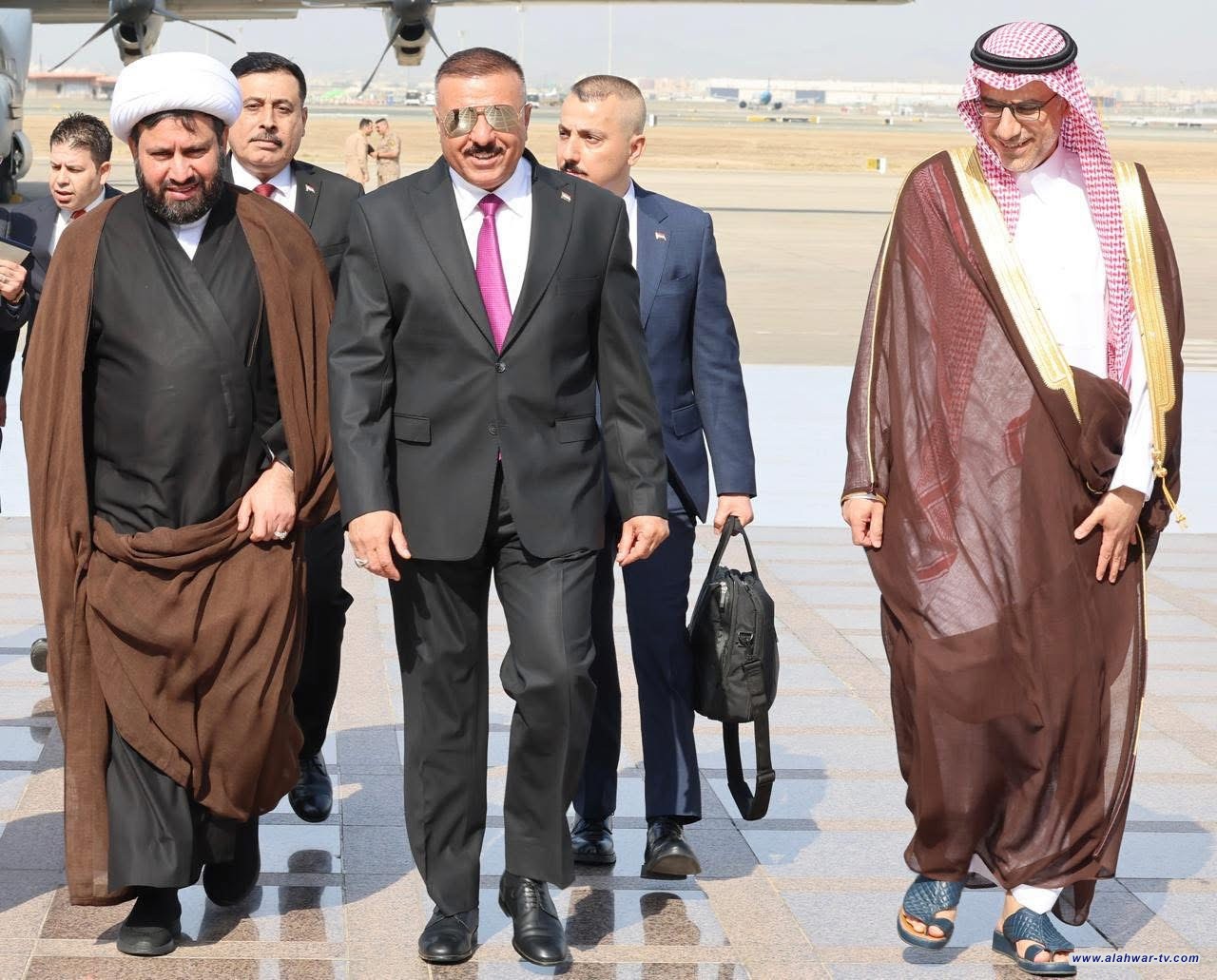 وزير الداخلية يصل المملكة العربية السعودية ويلتقي نظيره السعودي برفقته رئيس هيئة الحج والعمرة العراقية