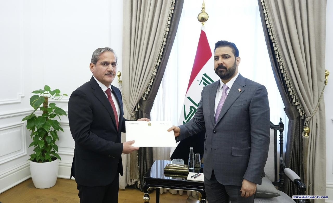 رئيس الوزراء يكشف عن ذمته المالية ويسلمها إلى رئيس هيئة النزاهة