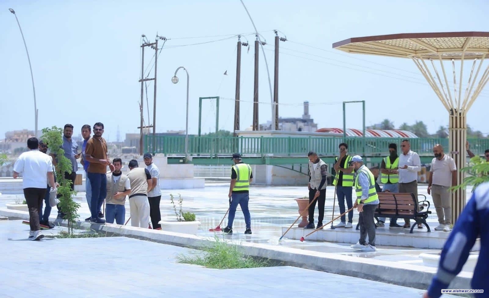 بلدية الناصرية تواصل حملاتها لغسل وتنظيف الكورنيش من الأتربة