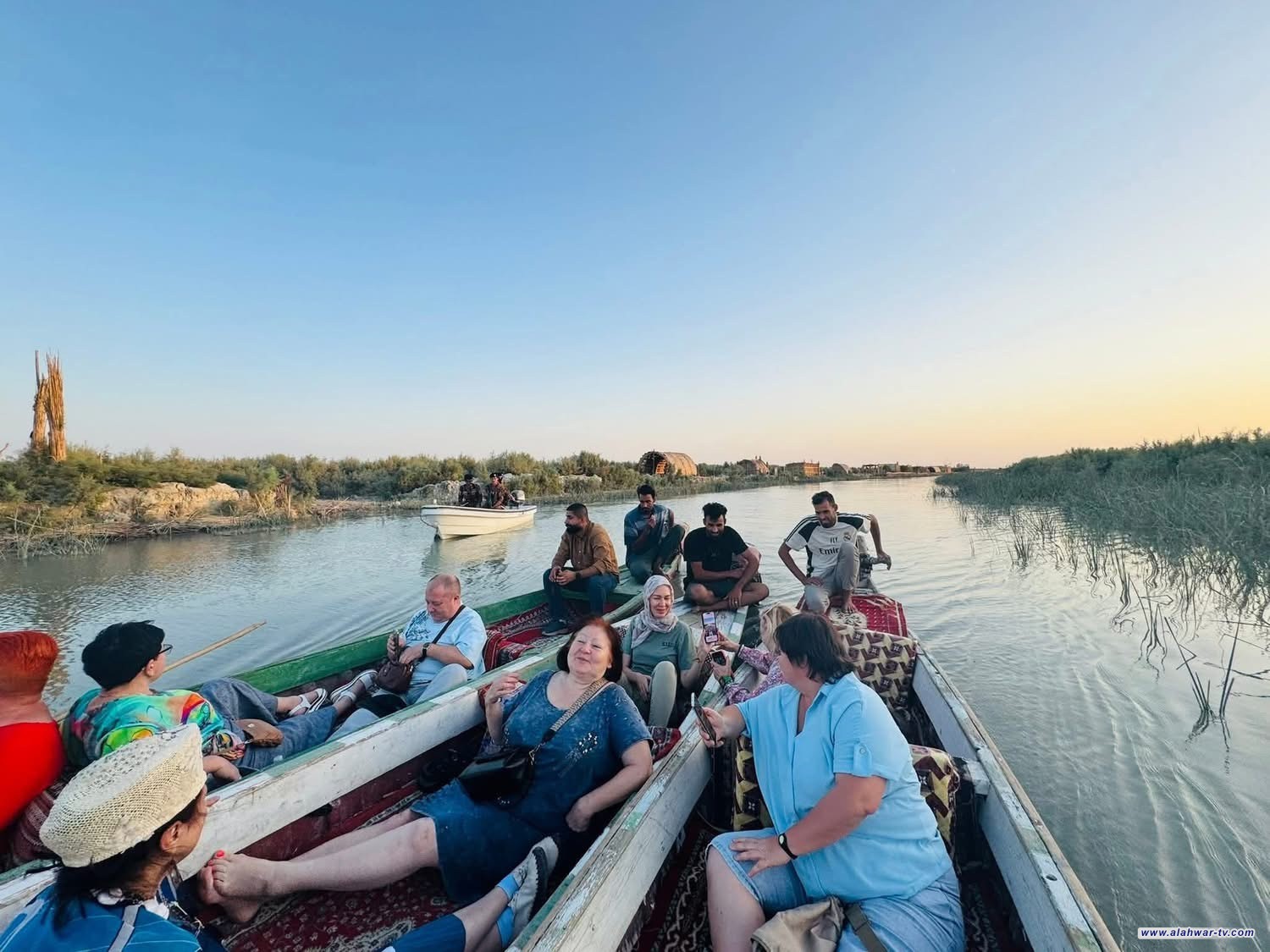 سياح إيطاليون يستكشفون سحر الأهوار.جولة بين القصب والجاموس في قلب الجبايش