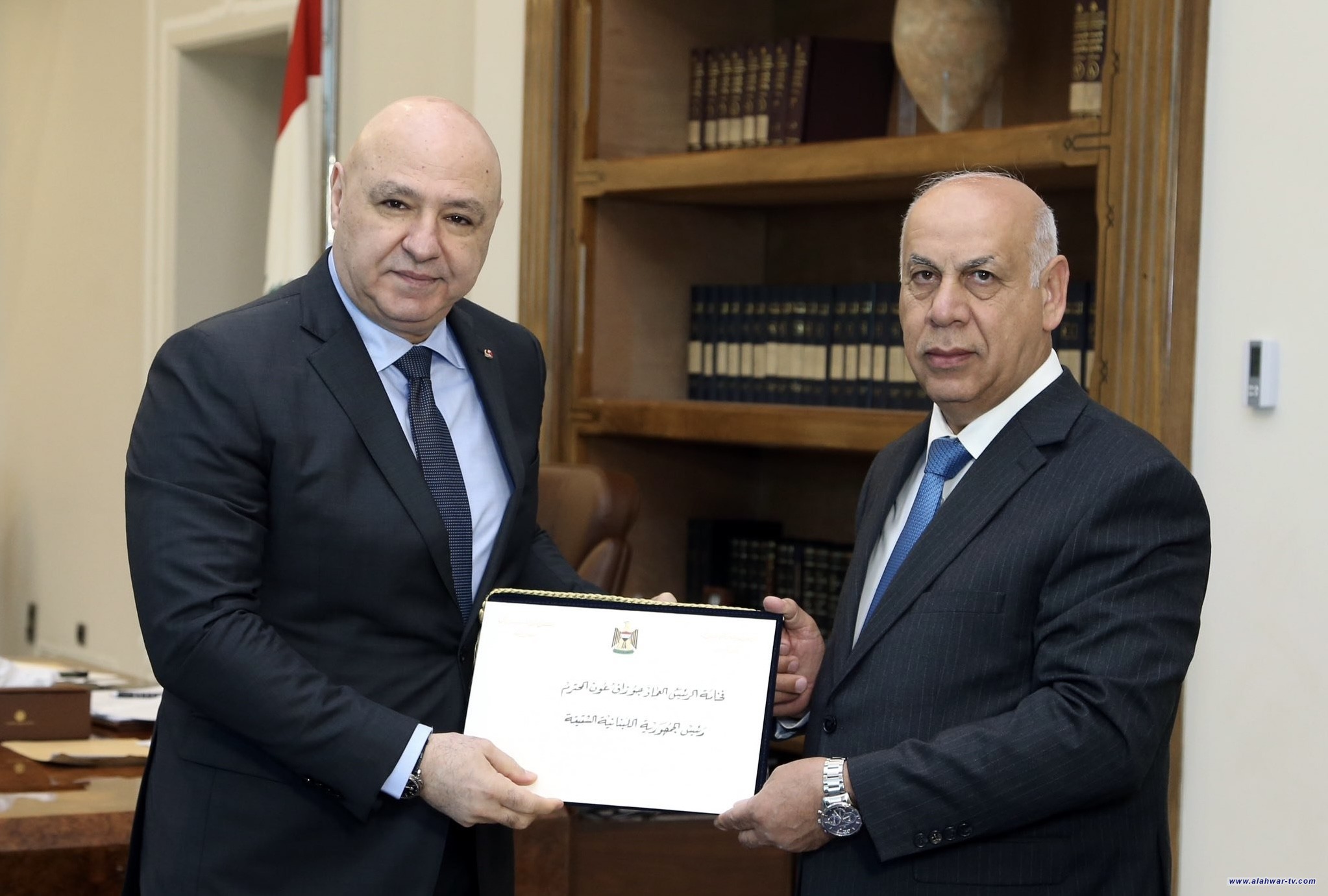 وزير الثقافة يُسلم الرئيس اللبناني دعوة المشاركة في فعاليات القمة العربية