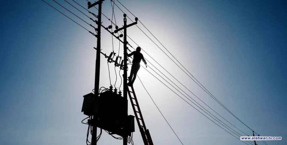أثناء ربط أسلاك الضغط العالي.. صعقة كهربائية تُصيب عاملين إصابات حرجة