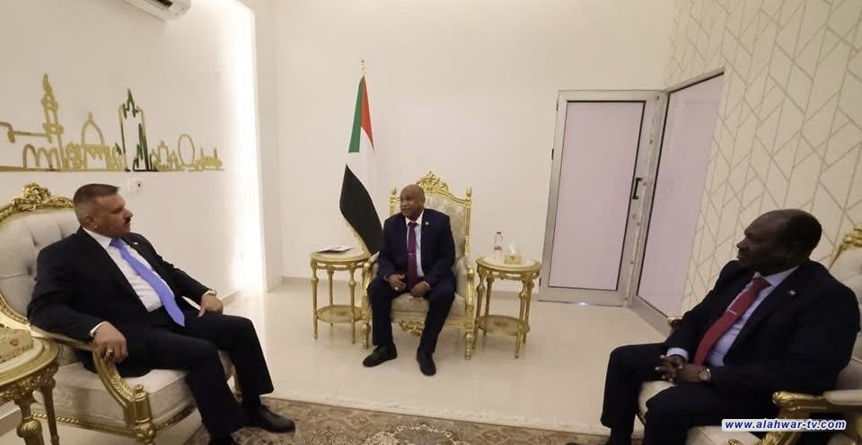 وزير الداخلية يسلم البرهان دعوة رسمية لحضور القمة العربية