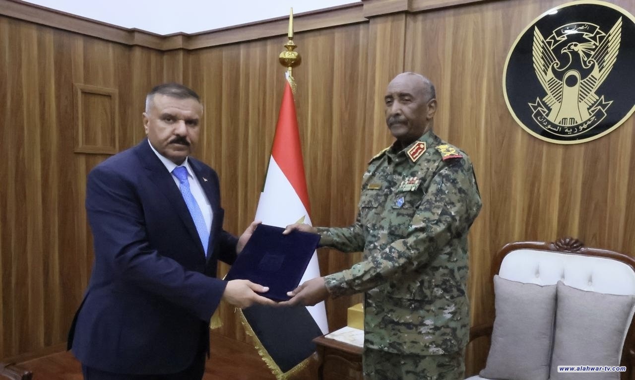 وزير الداخلية يسلم رئيس مجلس السيادة السوداني دعوة رسمية لحضور القمة العربية
