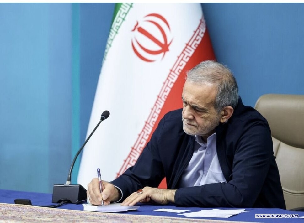 الرئيس الإيراني يوجه بفتح تحقيق حول انفجار ميناء رجائي