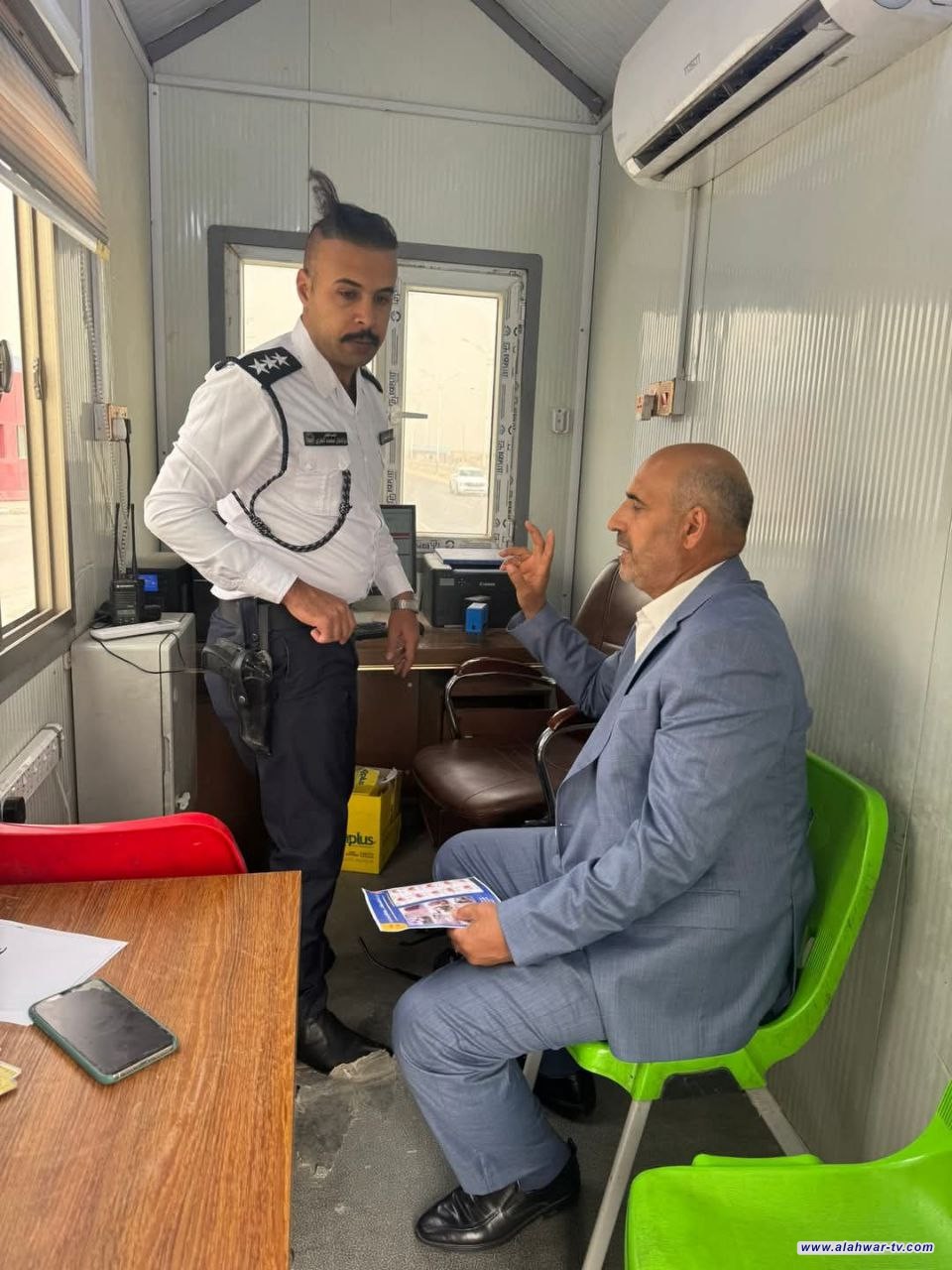 المعاون الفني لمحافظ ذي قار يتابع انسيابية مرور مركبات المواد الإنشائية في محطة وزن الب