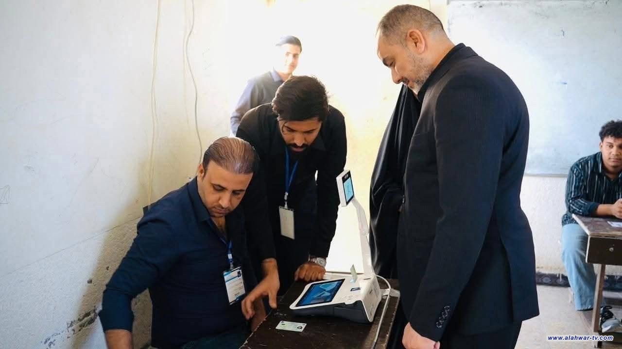 صور .. رئيس مجلس ذي قار عزة الناشي يدلي بصوته في الانتخابات البرلمانية