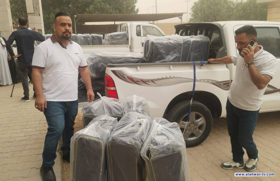 توزيع حقائب السفر لحجاج بيت الله الحرام من ذوي الشهـــداء والجرحـى .