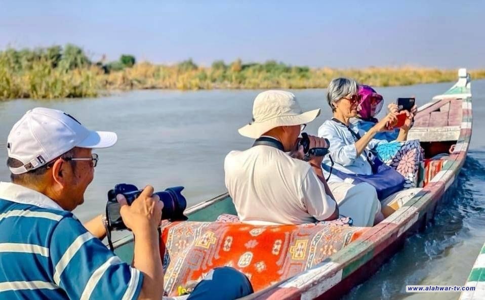 سواح صينيون يتجولون في اهوار الناصرية