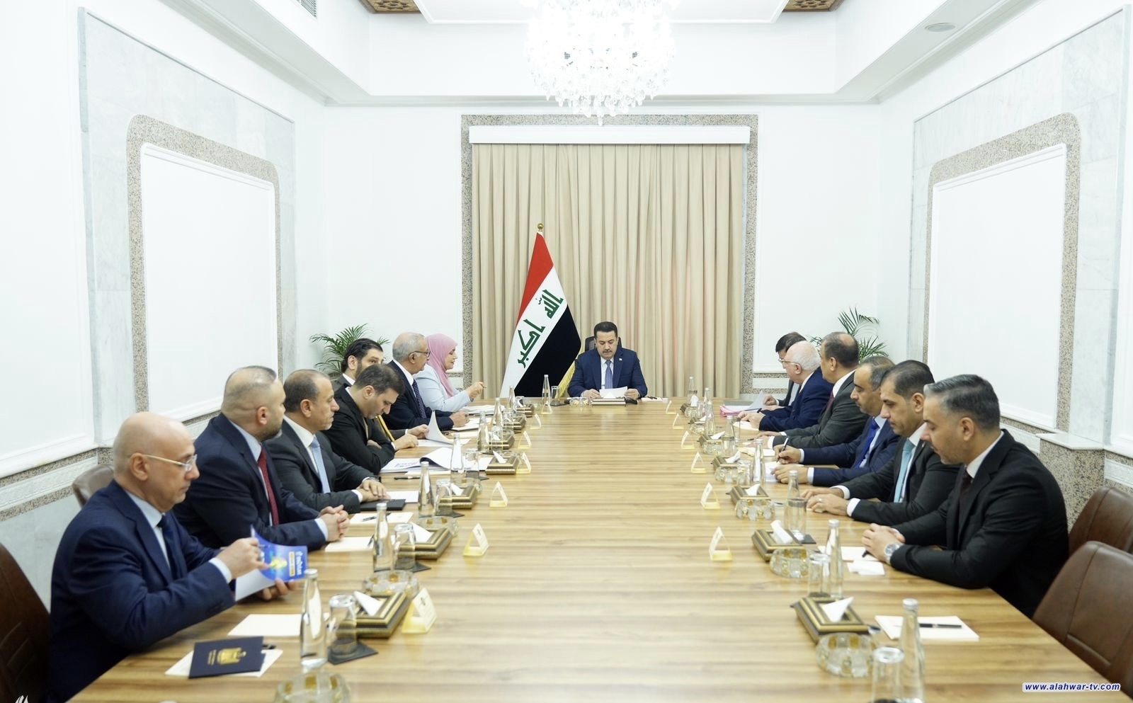 رئيس الوزراء يوجّه مديري المصارف الحكومية بتقديم خطة خلال شهر واحد لتطوير عملها