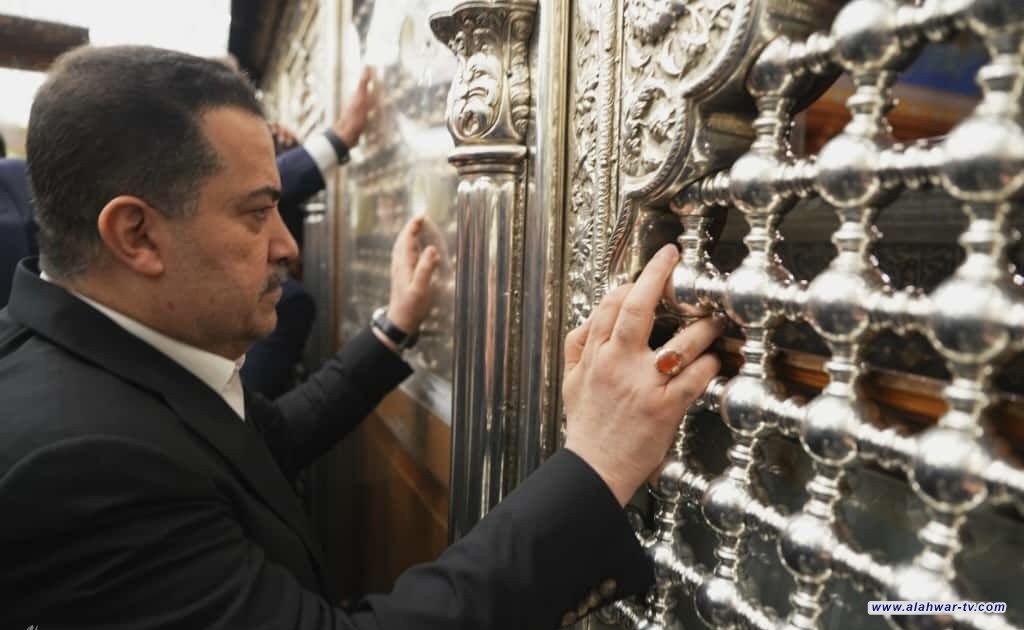 رئيس الوزراء يؤدي مراسم زيارة ضريح الإمامين الكاظمين عليهما السلام