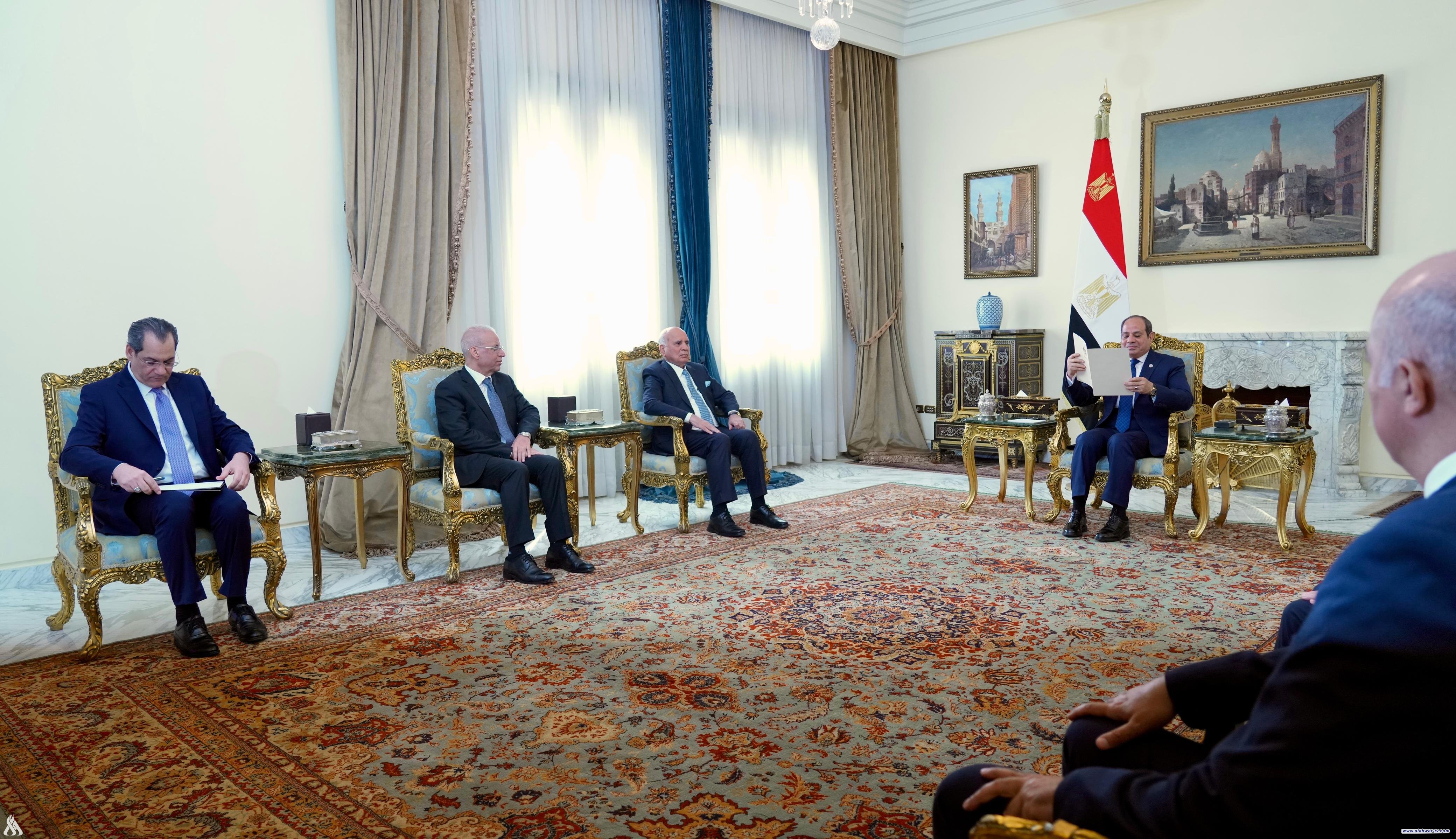 وزير الخارجية يسلم الرئيس المصري دعوة رسمية لحضور القمة العربية في بغداد