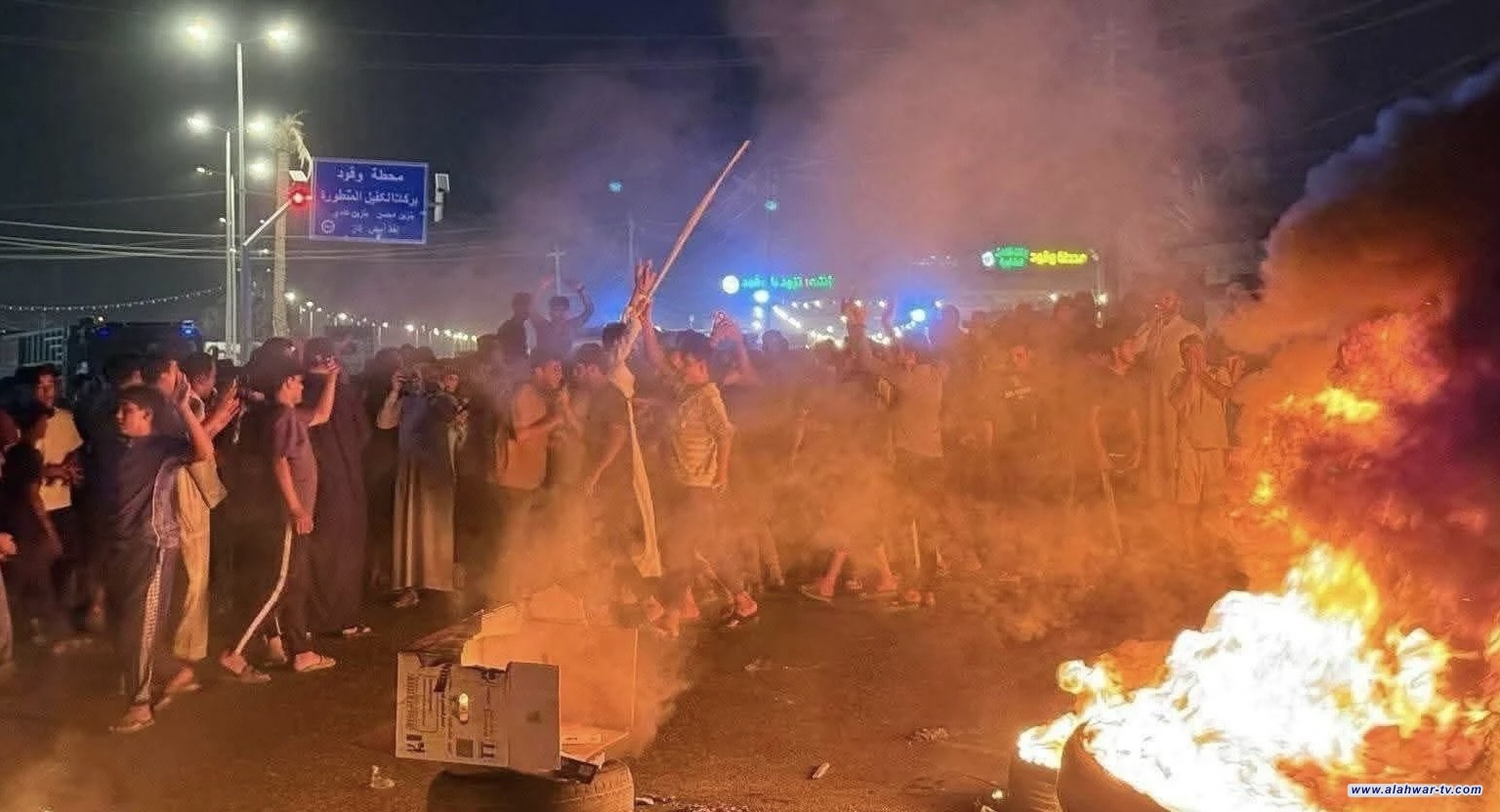 احتجاجاً على تردي الكهرباء.. متظاهرون يقطعون طريق الديوانية   النجف