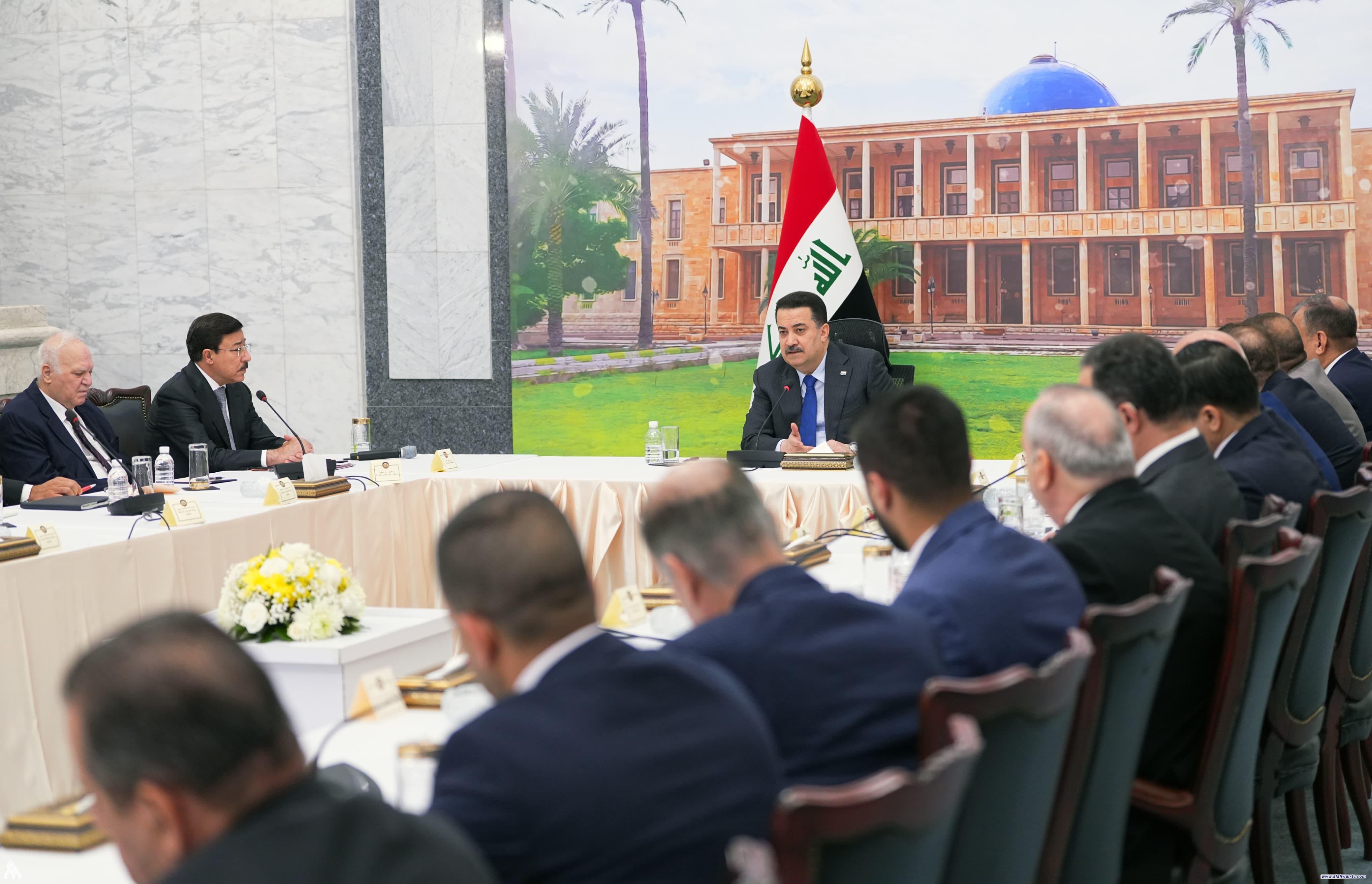 رئيس الوزراء يوجه إدارات المصارف بتبسيط الإجراءات وتشجيع المواطن على إيداع امواله فيها