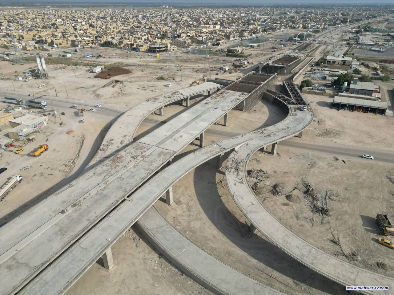 فريق من وزارة التخطيط ومكتب رئيس الوزراء يطلّع على مشروع جسر شمال الناصرية