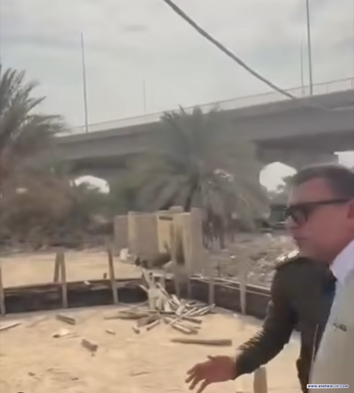 محافظ ذي قار يوجّه بإزالة التجاوزات على محرمات شارع الجامعة قرب جسر الحولي