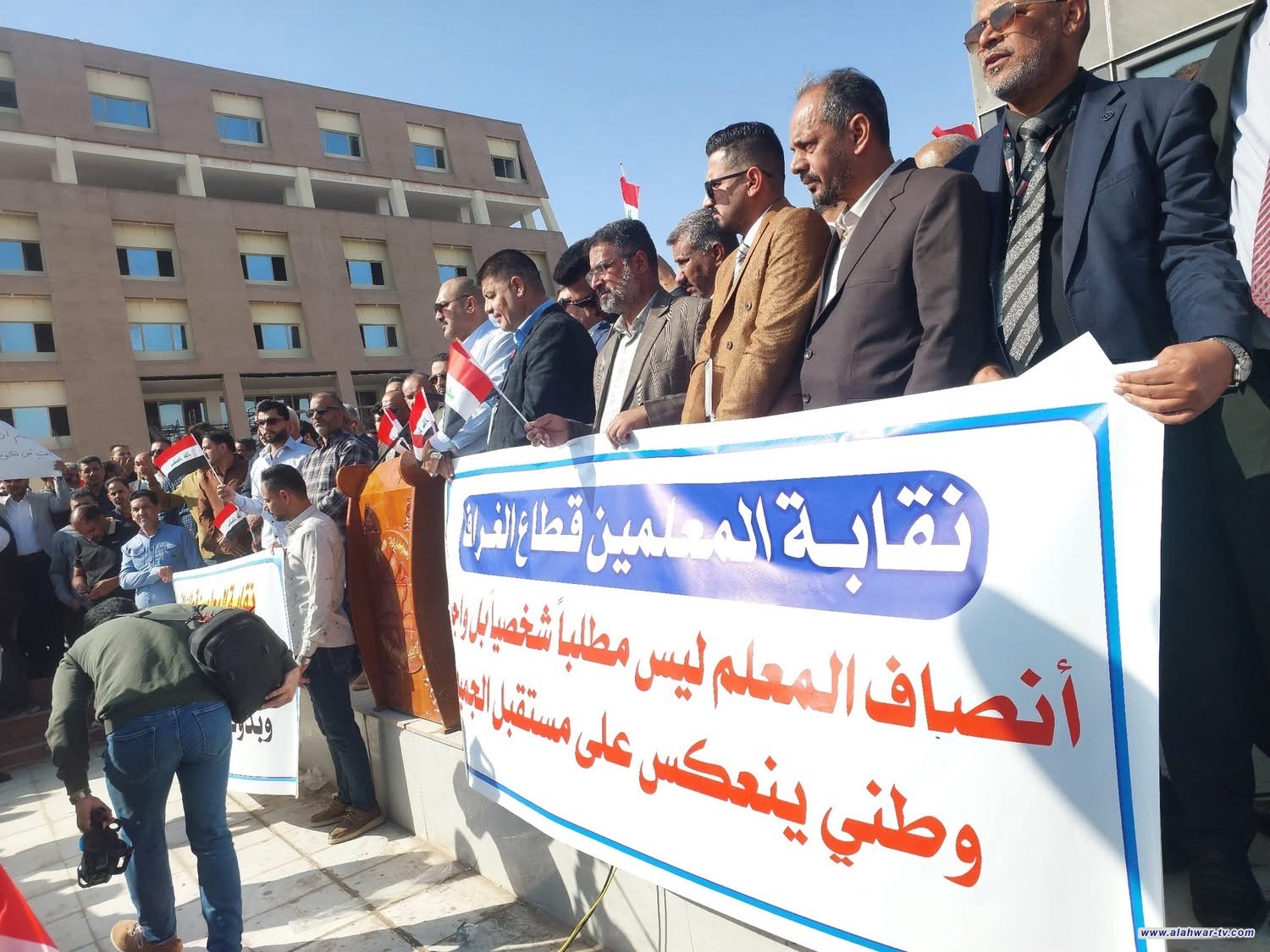 نقابة المعلمين في ذي قار تنظم وقفة احتجاجية للمطالبة بالحقوق بعد طعن وزارة المالية