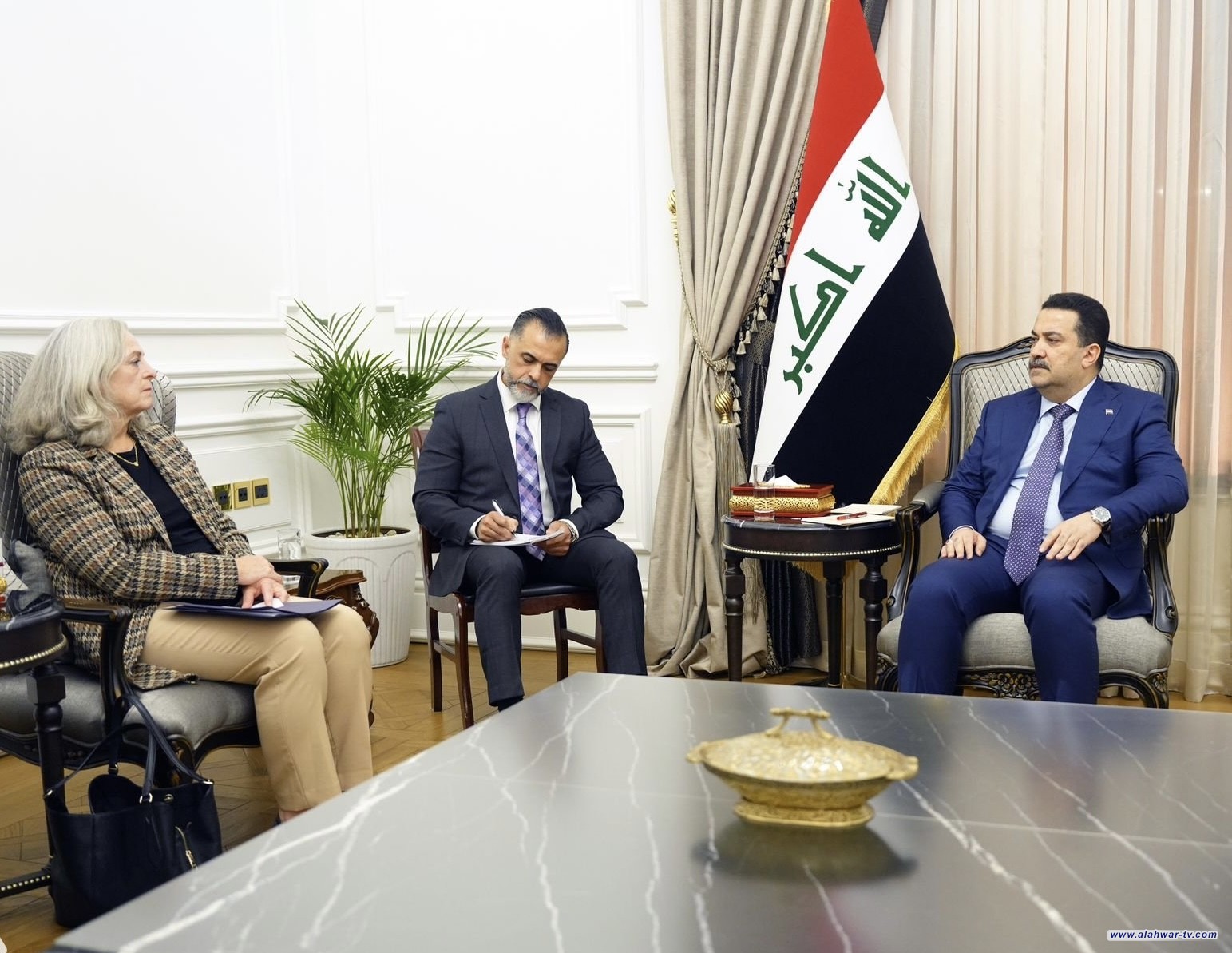 رئيس الوزراء والسفيرة الأمريكية يناقشان اجتماع البنك المركزي والخزانة الأسبوع المقبل