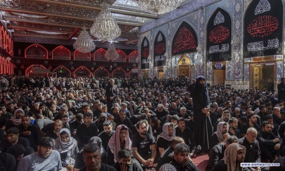 حشود الزائرين تحيي زيارة العاشر من محرم في كربلاء المقدسة