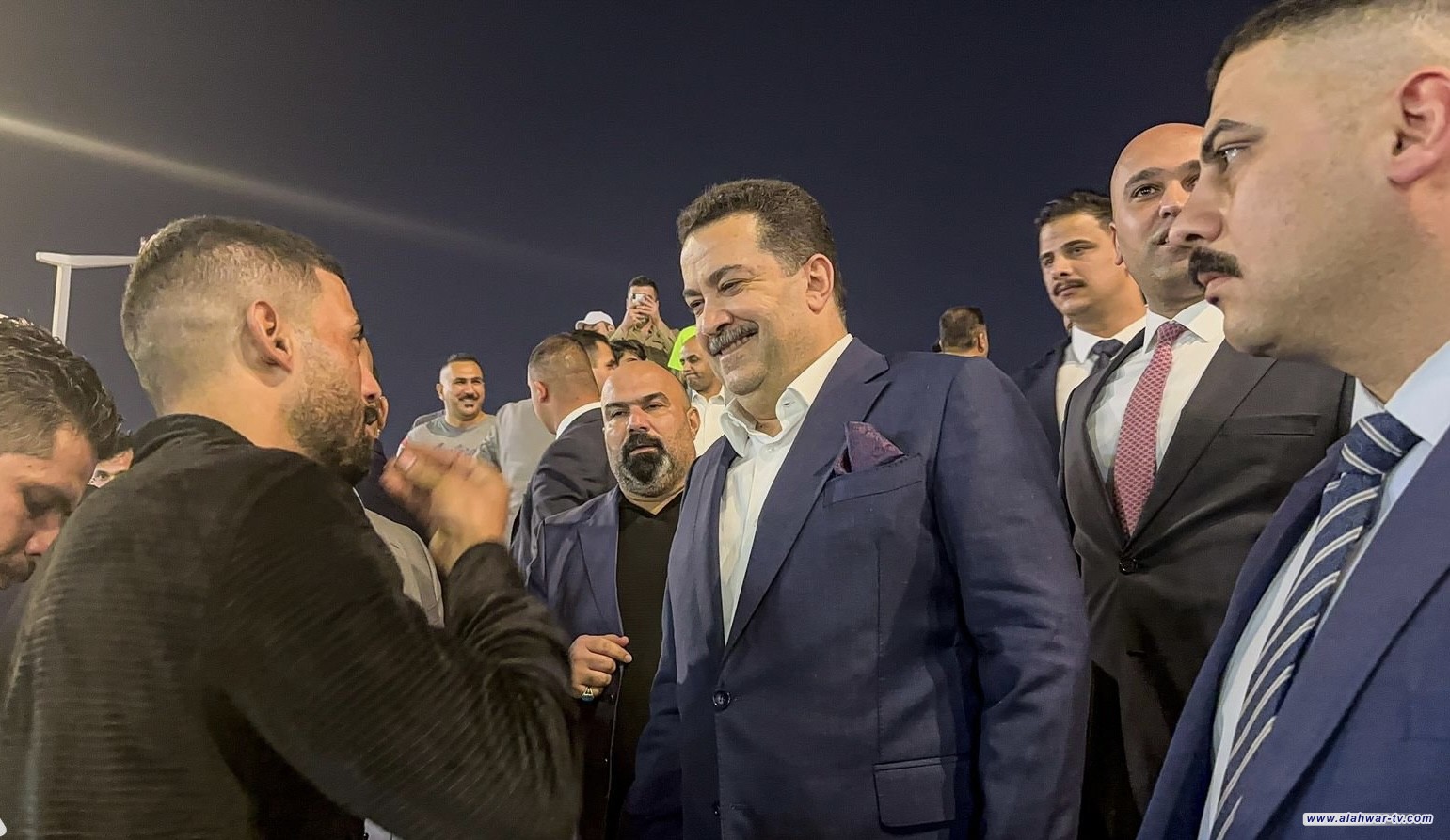 رئيس الوزراء يلتقي عدداً من المواطنين وسط بغداد عشية عيد الفطر المبارك