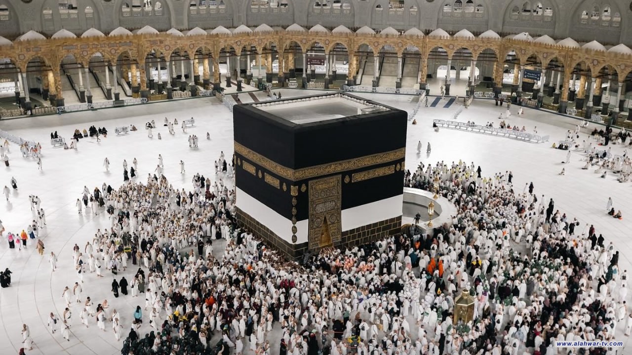 رفع كسوة الكعبة المشرفة استعدادا لموسم الحج